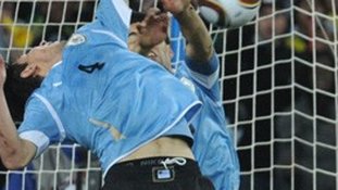 Com "milagre", Uruguai bate Gana nos pênaltis e vai à semi após 40 anos