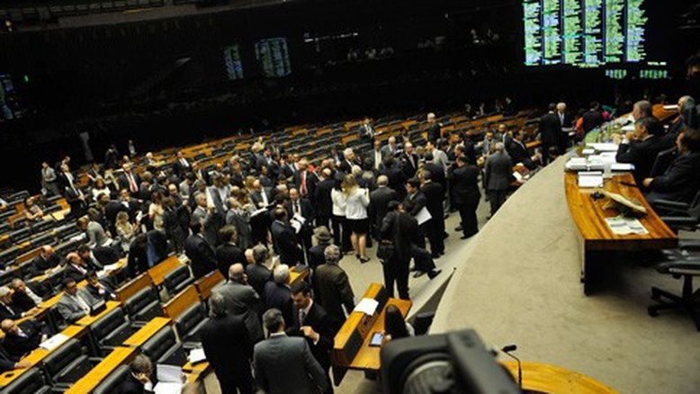 Câmara aprova fim de 14º e 15º salários salários de parlamentares