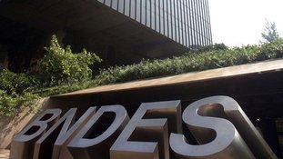 Presidente do BNDES diz que o banco pode rever o financiamento de projetos da Petrobras em andamento
