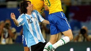 Na volta de Ronaldinho, Messi marca no fim e Argentina vence Brasil