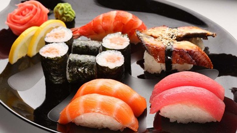 O que é mais calórico hambúrguer ou sushi?