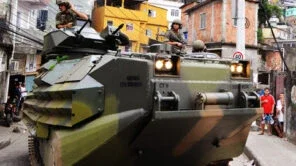 Autoridades ocupam a favela da Rocinha, no Rio