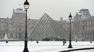 Neve paralisa transportes na Europa e ameaça viagens de Natal
