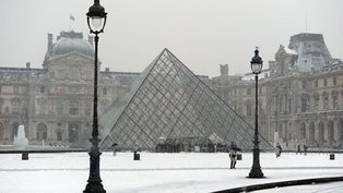 Neve paralisa transportes na Europa e ameaça viagens de Natal