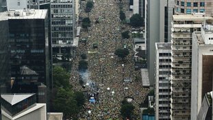 Maior manifestação da história do país reune 3 milhões de brasileiros e aumenta pressão sobre Dilma