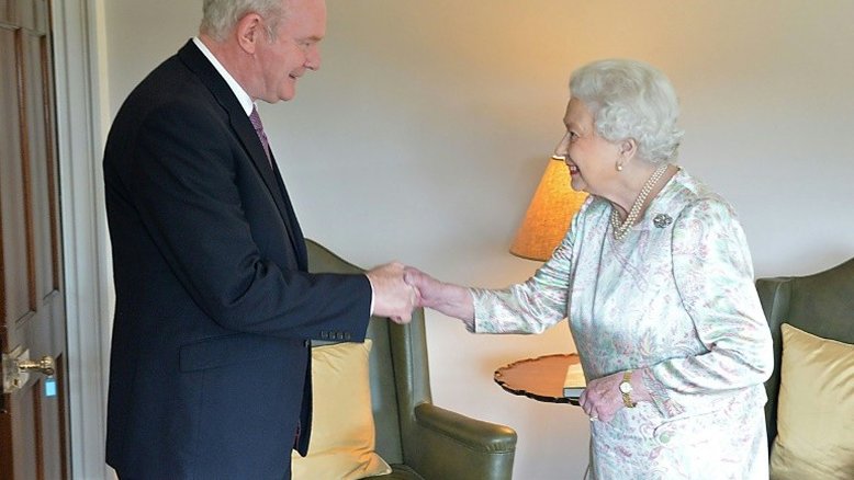 'Ainda estou viva', brinca rainha após Brexit