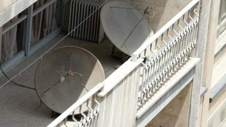 Autoridades iranianas destroem 100.000 antenas parabólicas