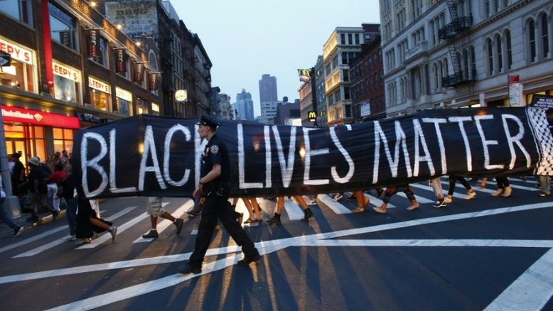 Ataques a policiais provocam mudança de rumo no movimento 'Black Lives Matter' nos EUA