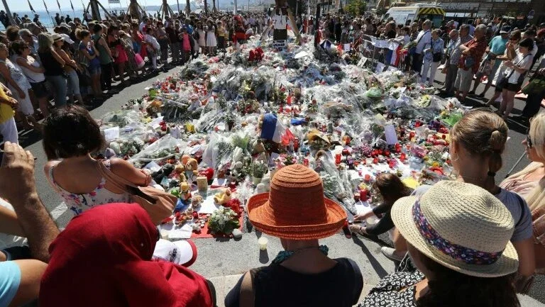França homenageia vítimas do atentado de Nice em um clima político tenso