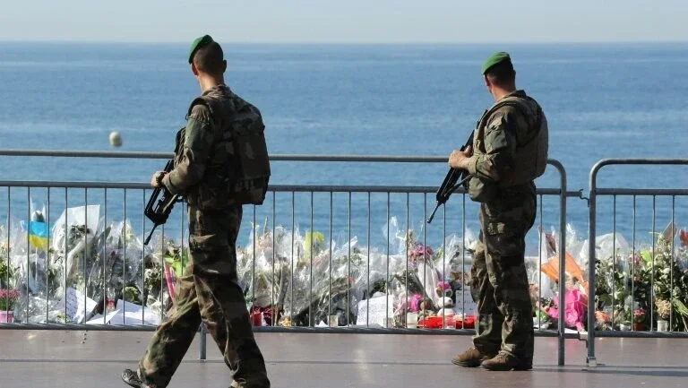 Ciclista que tentou parar caminhão do assassino de Nice agiu por 