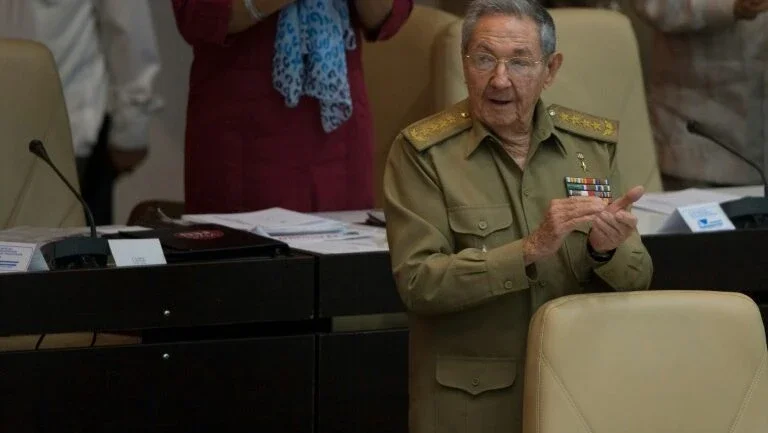 Raúl Castro pede a cubanos que economizem e nega especulações de crise