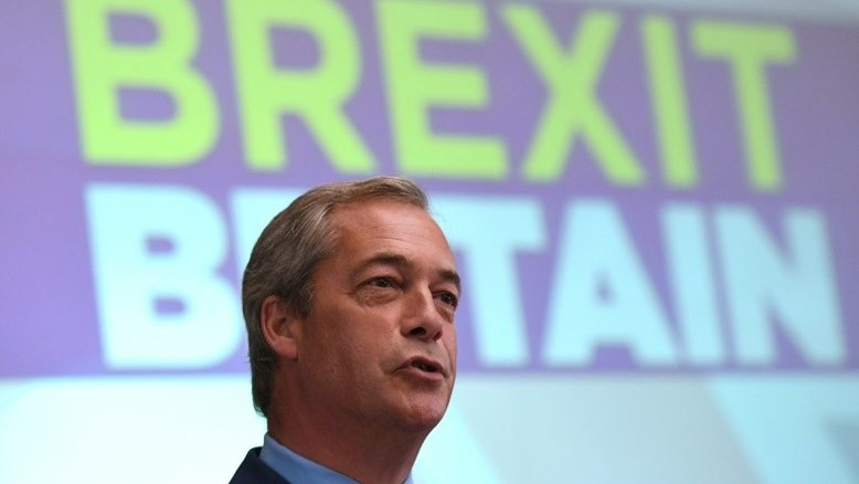 Político pró-Brexit Nigel Farage anuncia renúncia como líder do UKIP