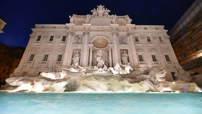 Banho na Fontana di Trevi sai caro para dois turistas americanos