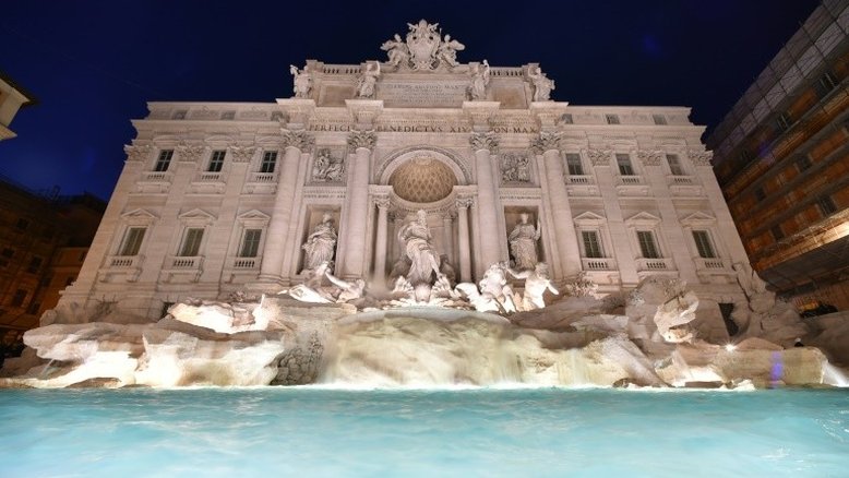 Banho na Fontana di Trevi sai caro para dois turistas americanos