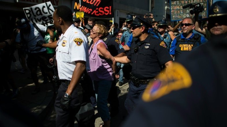 Polícia prende vários manifestantes em torno da convenção republicana