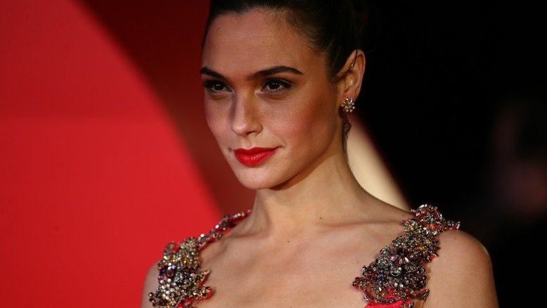 Atriz de 'Mulher Maravilha' causa agito ao compartilhar primeiro cartaz do filme