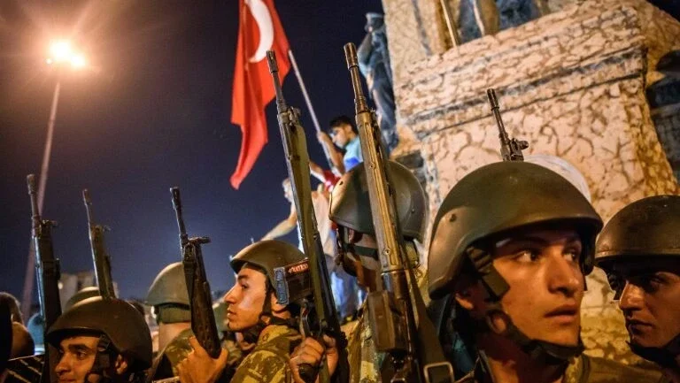 Turquia: 103 generais e almirantes detidos após golpe frustrado