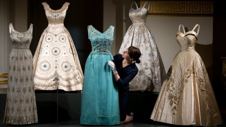 Vestuário da rainha é exposto no Palácio de Buckingham