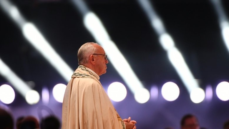 'Não vegetem no sofá da vida', pede Francisco a jovens na Polônia