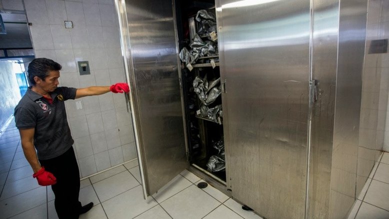 Na quente Acapulco, cadáveres enchem as geladeiras do necrotério