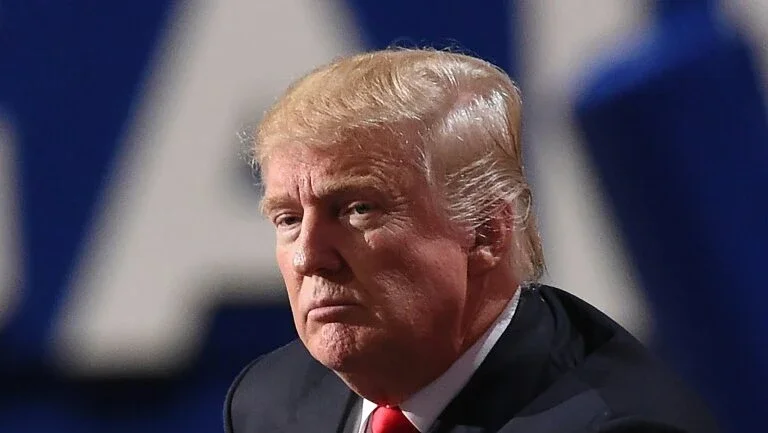 Trump diz que foi sarcástico ao pedir para Rússia hackear Hillary