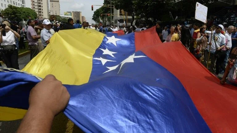 Um policial morto e 25 feridos em ataque com granadas numa delegacia da Venezuela