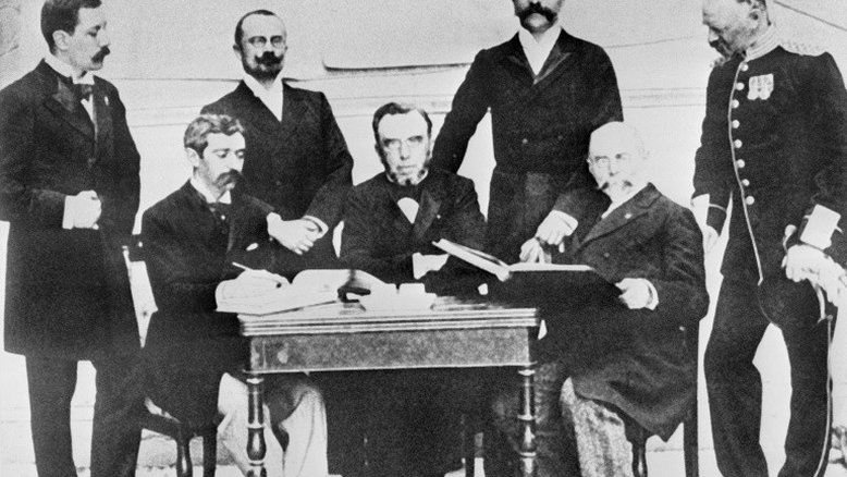 O francês Pierre de Coubertin (à esquerda, sentado) e os fundadores do COI, em Atenas