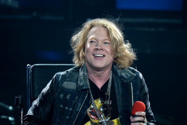 Axl Rose, vocalista do Guns N' Roses, é acusado de agressão sexual