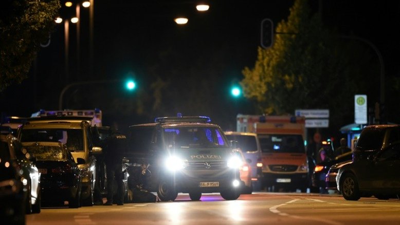 Esquadrão Antibomba examina mochila de provável atirador em Munique