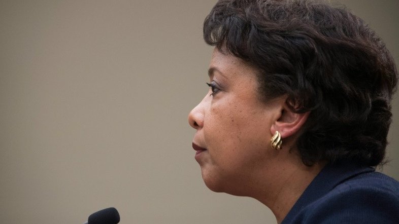 Secretária de Justiça defende caso contra Hillary Clinton no Congresso