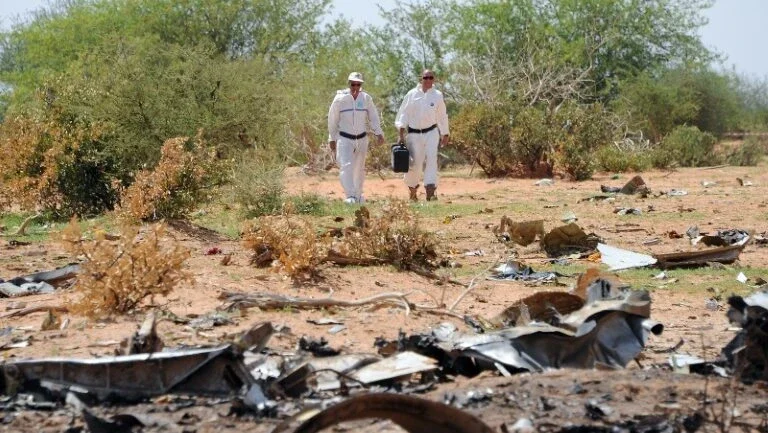 Pilotos de avião que caiu no Mali em 2014 não tinham formação necessária