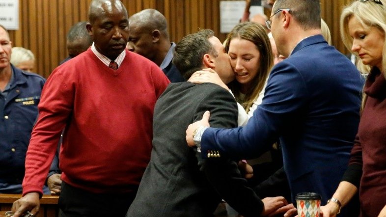 Pistorius é condenado a seis anos de prisão por morte da namorada