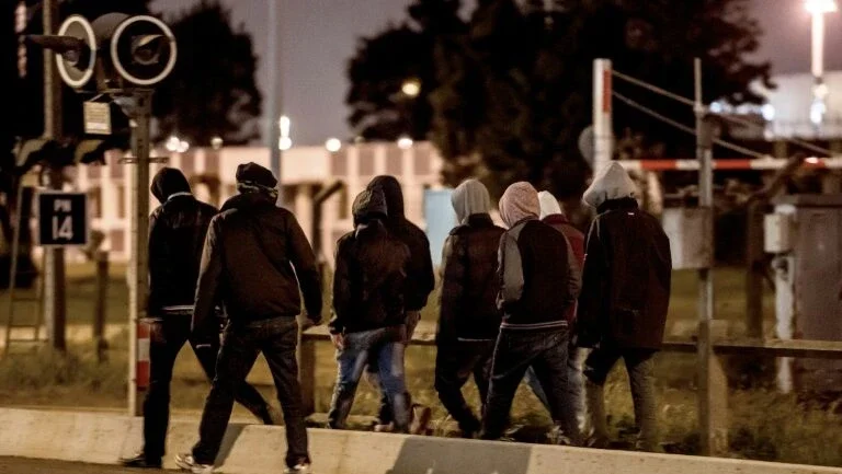 Rede de lanchonetes britânica armava para deportar  imigrantes ilegais