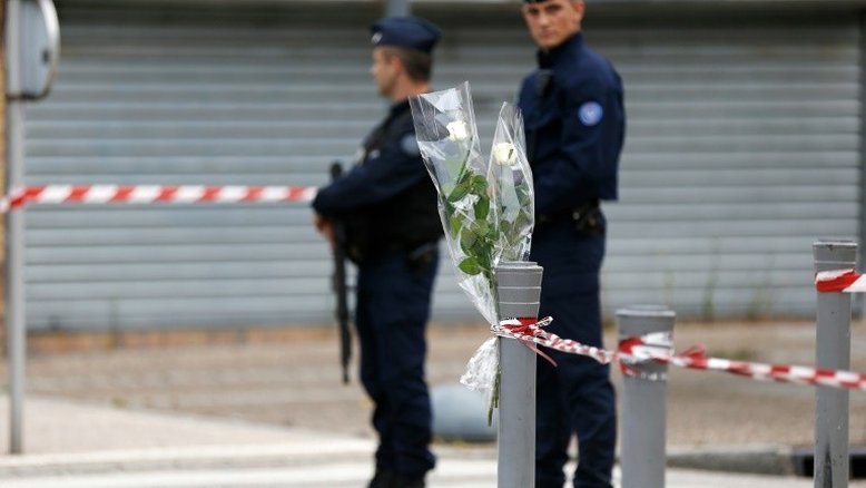 França: assassinos do padre juraram lealdade ao EI
