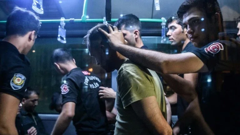 Turquia prossegue com expurgos e aliados mostram preocupação