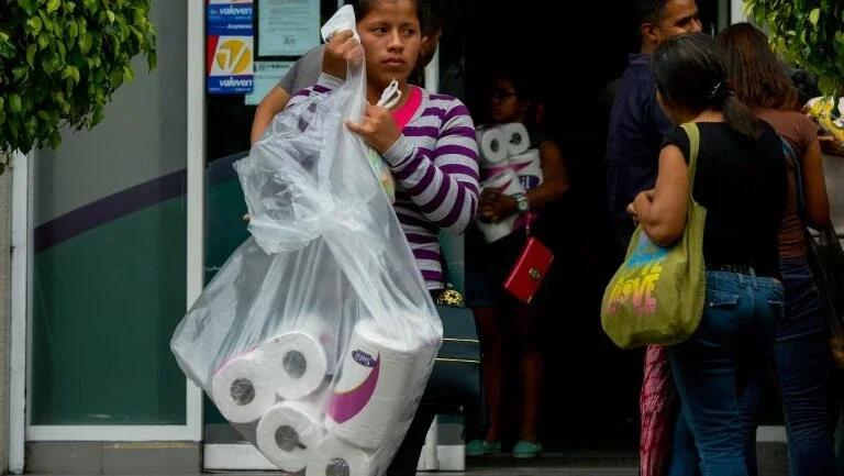 Venezuela ordena ocupação da fábrica de papel higiênico