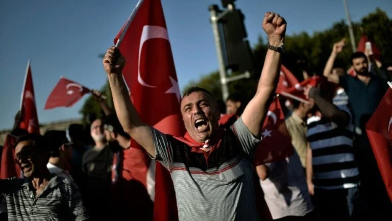 Milhares de partidários do presidente se reúnem em Istambul