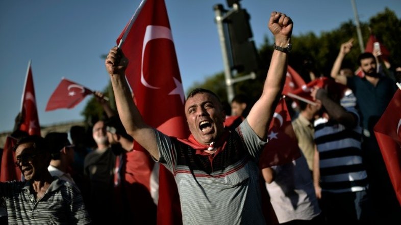 Milhares de partidários do presidente se reúnem em Istambul