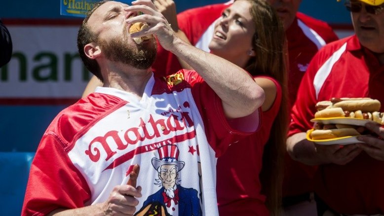 Campeão comedor de cachorro-quente vence em NY e quebra jejum de um ano