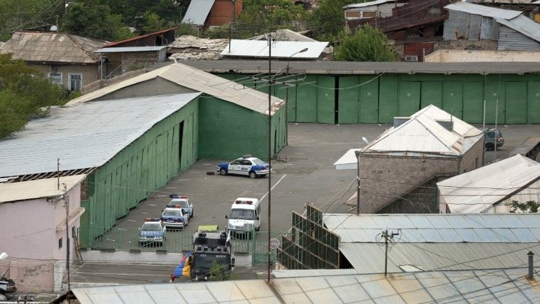 Policial morto e opositores entrincheirados em tomada de reféns na Armênia