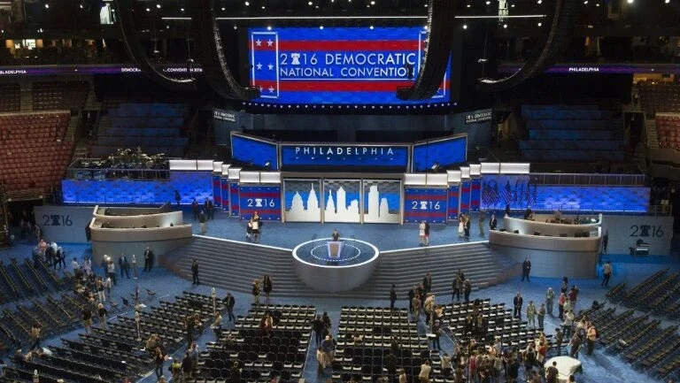 Democratas iniciam convenção para indicar Hillary Clinton