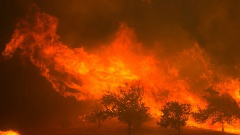 Incêndio sem controle no sul da Califórnia leva à retirada de residentes