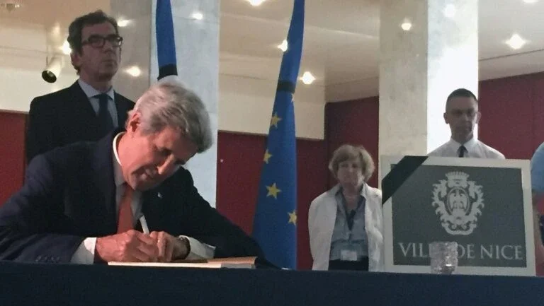 Kerry e Lavrov homenageiam vítimas de atentado em Nice