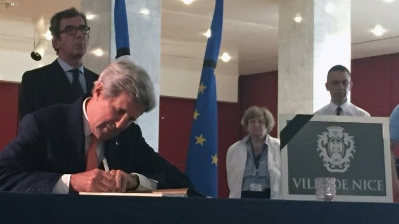Kerry e Lavrov homenageiam vítimas de atentado em Nice