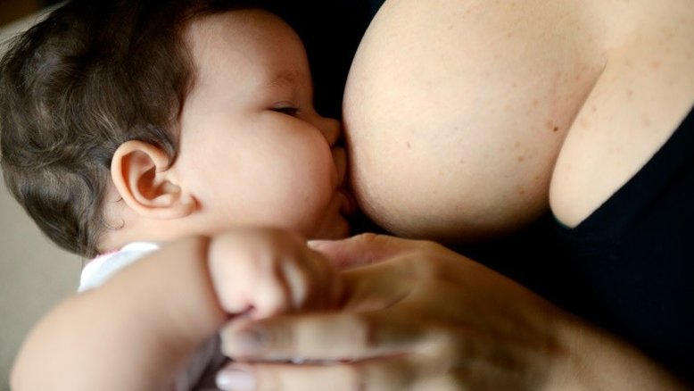 Argentina: 'amamentaço' contra censura a mulher que amamentou em público