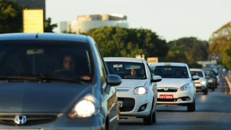 Lei do farol baixo autua 37 por hora em São Paulo