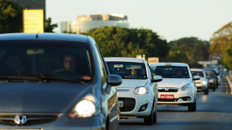 Lei do farol baixo autua 37 por hora em São Paulo