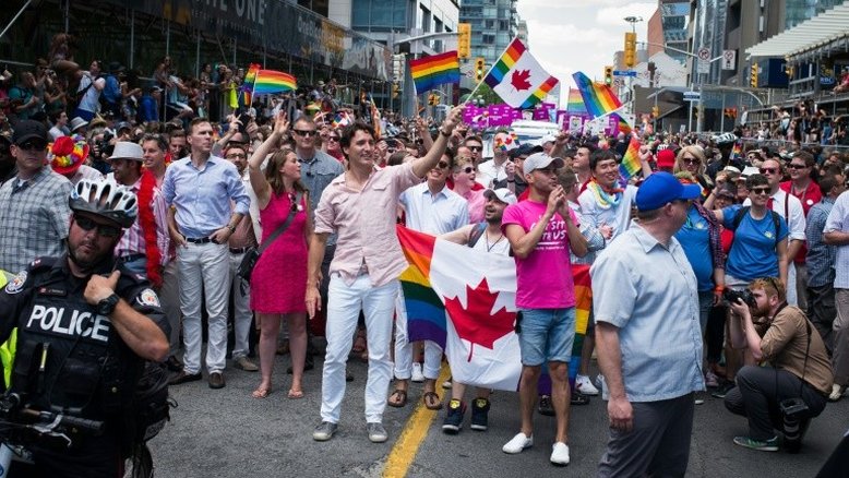 Trudeau é primeiro premiê canadense a participar da parada gay de Toronto