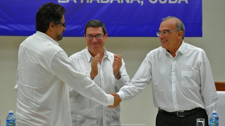 Farc e governo fecham acordo histórico de paz para Colômbia