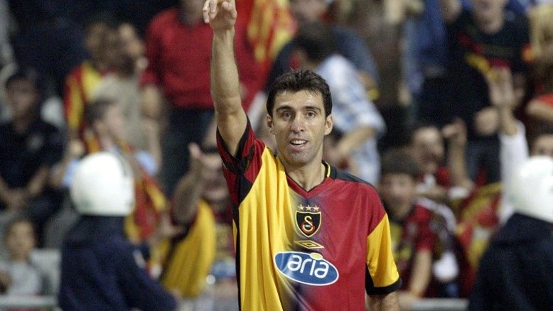 Turquia mantém expurgos e ordena prisão de ex-astro do futebol